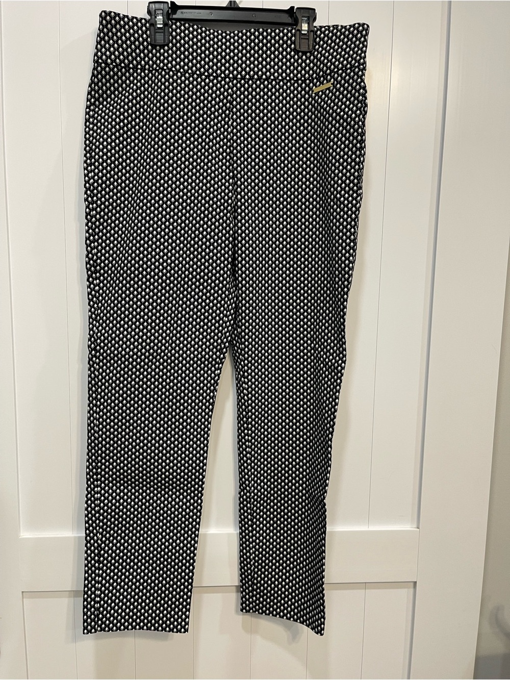 Roz & Ali Black White-Pattern Leggings size 8 business casual capsule wardrobe